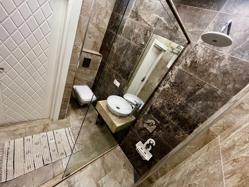 Shower, Toilet