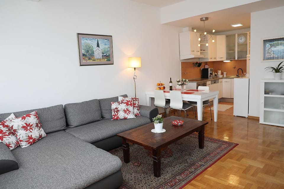 Kitchen or kitchenette, Living room, Seating area, Dining area, minibar, pet friendly, stove