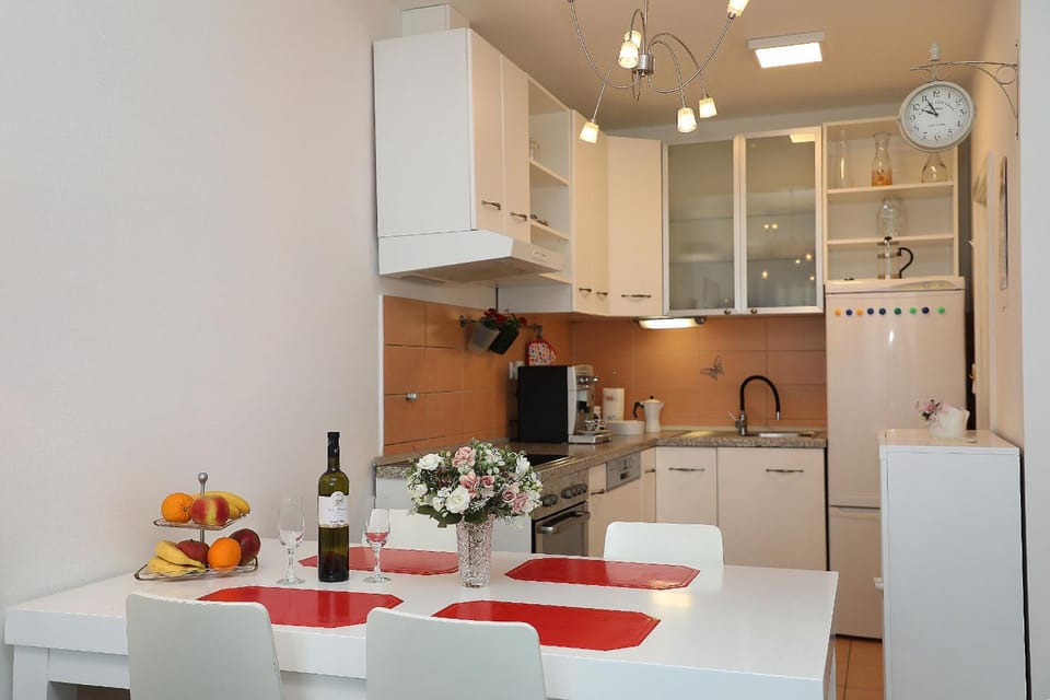 Kitchen or kitchenette, Dining area, dishwasher, minibar, oven, pet friendly, stove