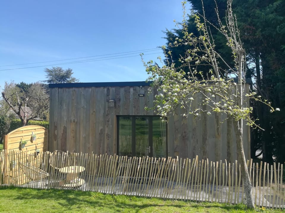 Le Gîte insolite Gonnedouillé Bed and Breakfast in Normandy