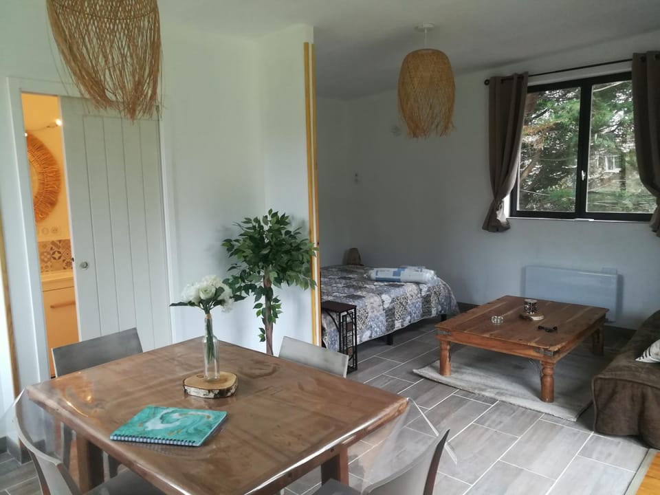 Le Gîte insolite Gonnedouillé Bed and Breakfast in Normandy