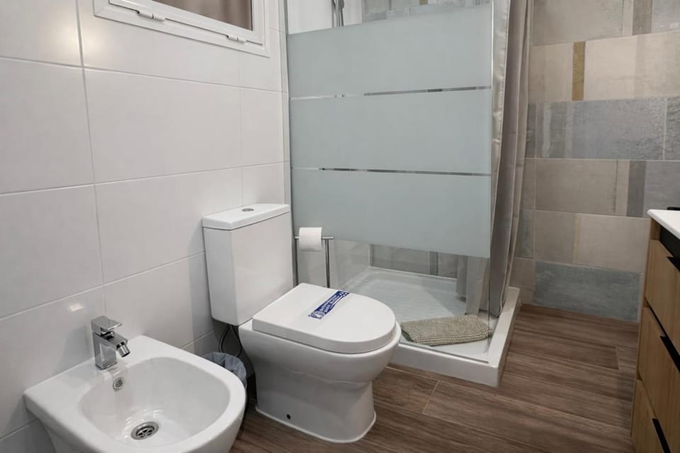 Shower, Toilet, Bathroom, bidet, towels