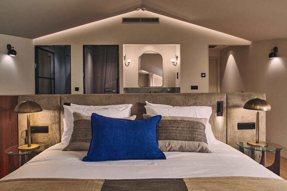 Photo of the whole room, Seating area, Bedroom