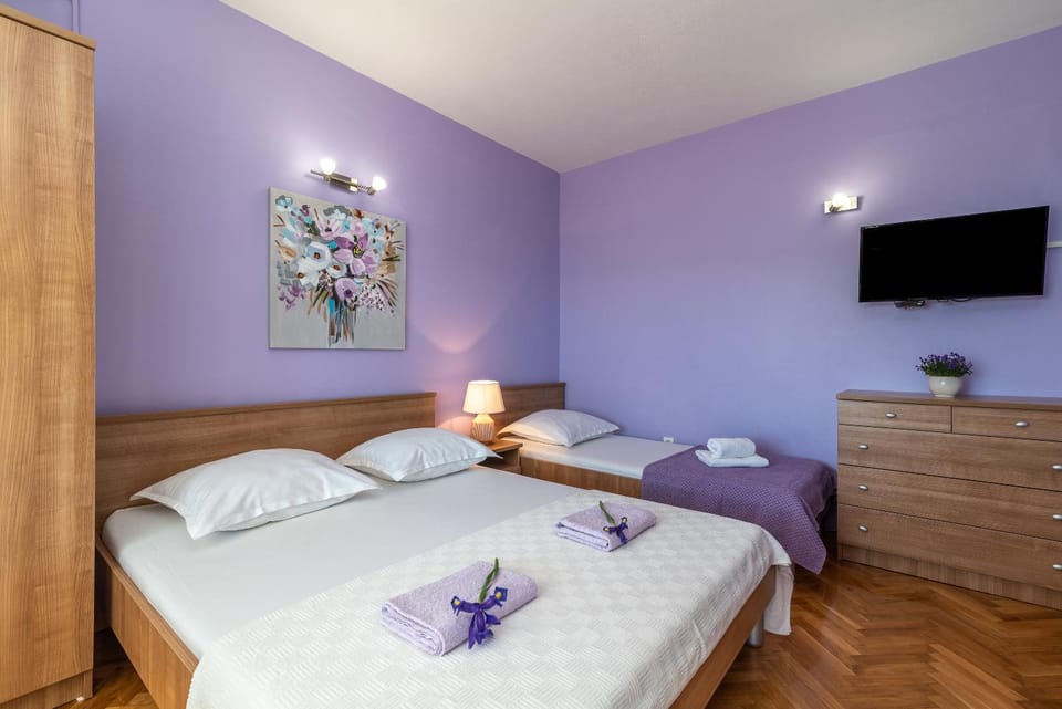 Bed, TV and multimedia, Bedroom