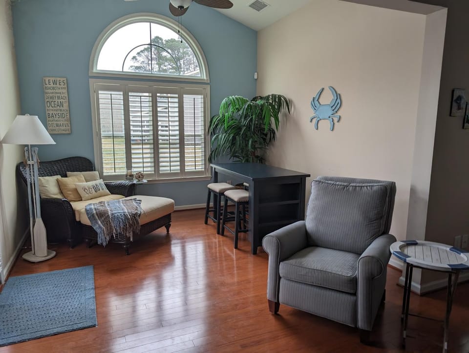 Forest Landing, Sleeps 10, pool House in Sussex County