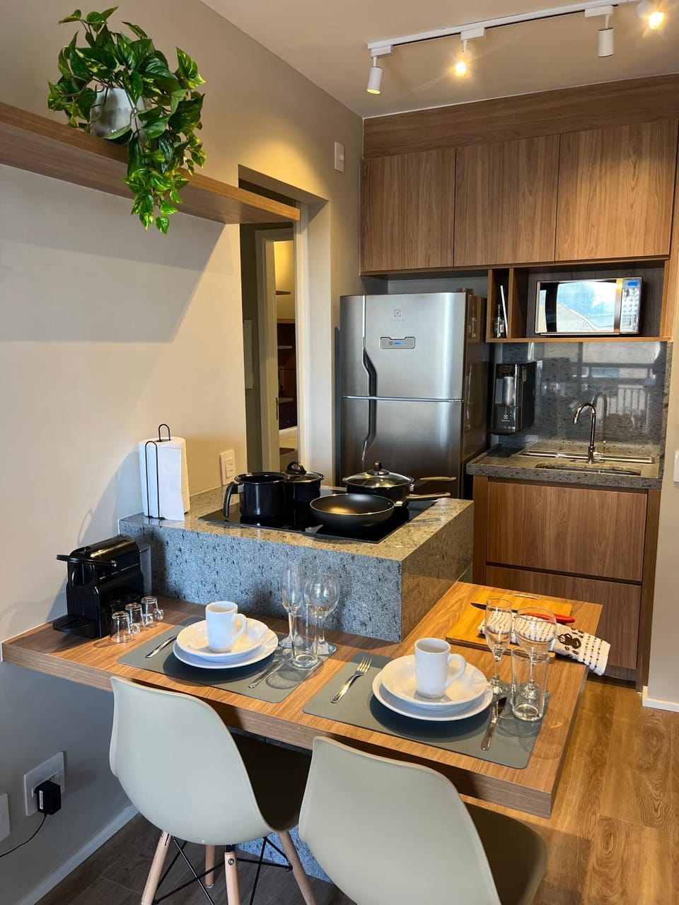 Coffee/tea facilities, Kitchen or kitchenette, Dining area, minibar, stove