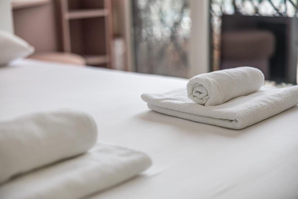 Bed, Bedroom, towels
