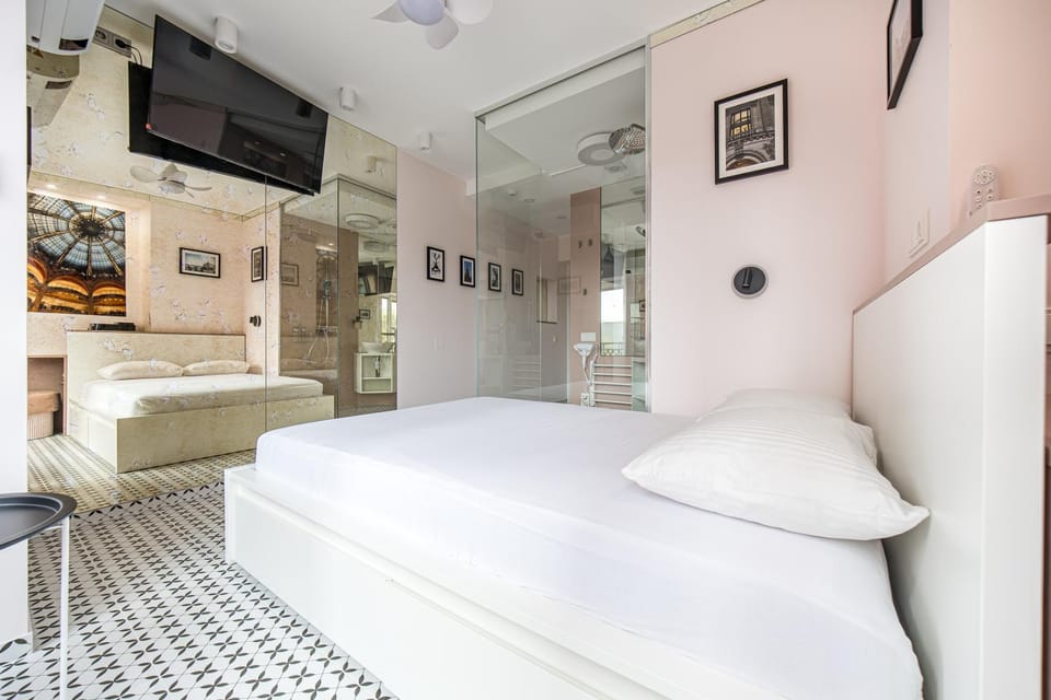 Bed, TV and multimedia, Bedroom