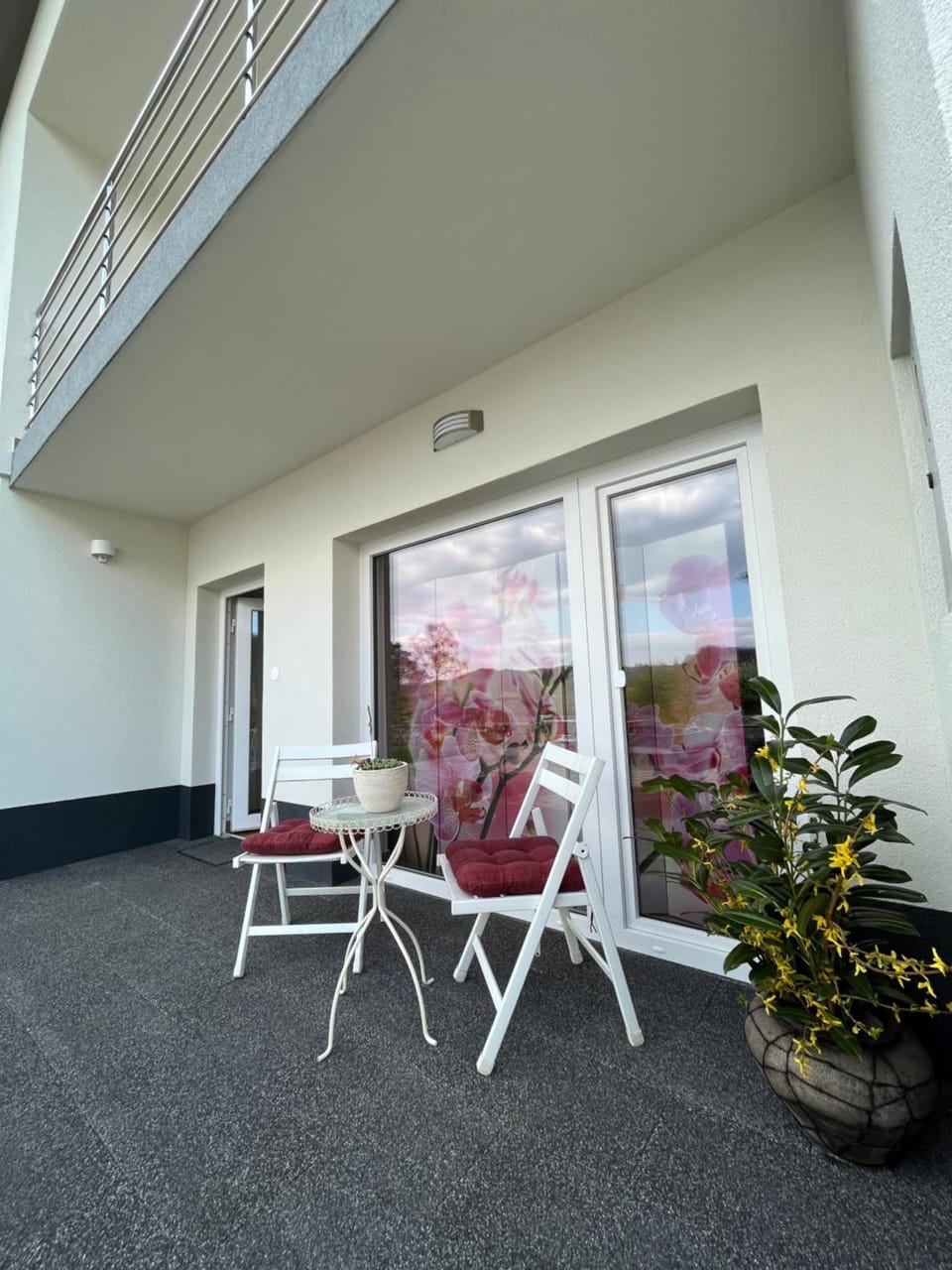 Property building, Patio, Balcony/Terrace, sunbed