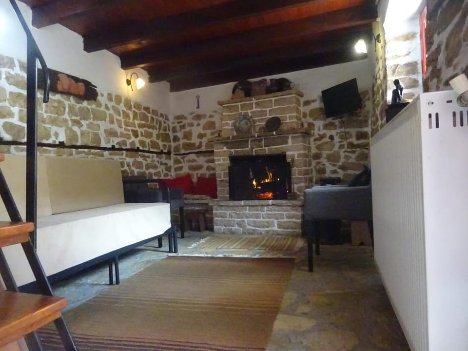Bed, Living room, Photo of the whole room, Seating area, flat iron