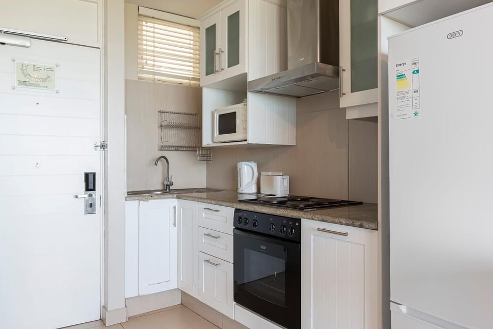 Kitchen or kitchenette, pet friendly, stove, toaster