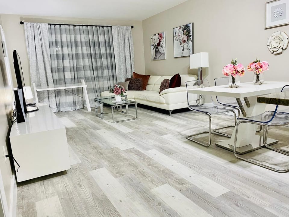 Modern 1BR 2BA Condo 1Block to Aventura Mall Apartment in Aventura