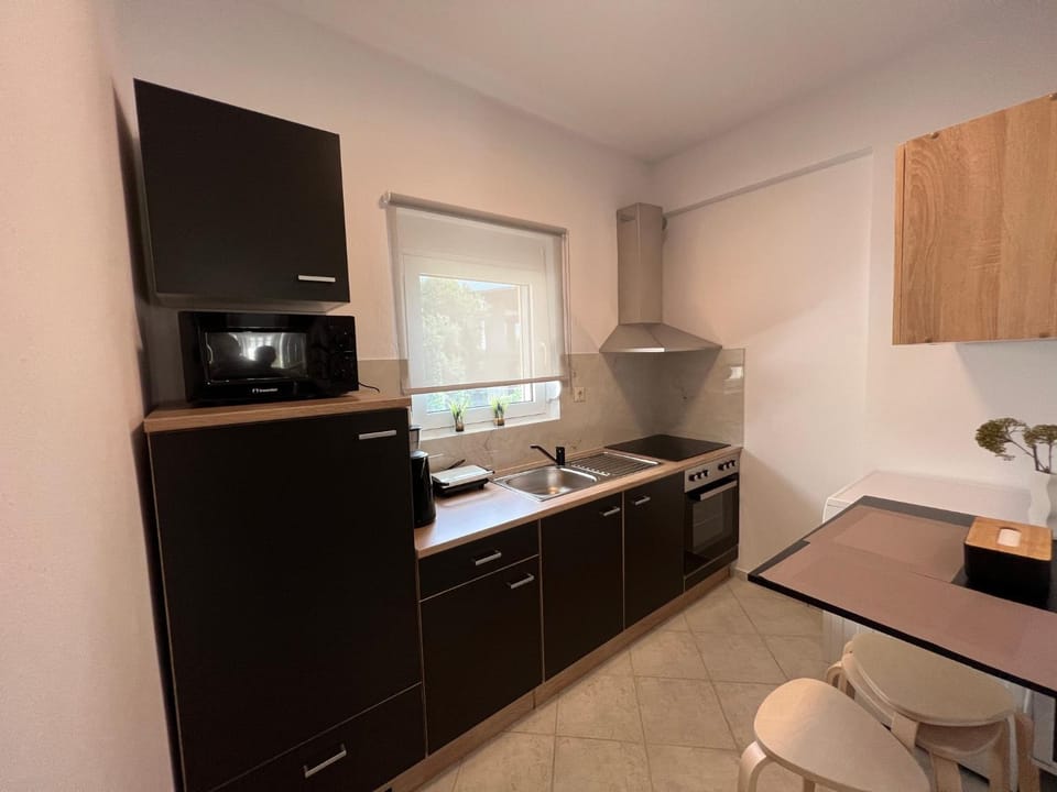 Kitchen or kitchenette, Dining area, minibar, stove