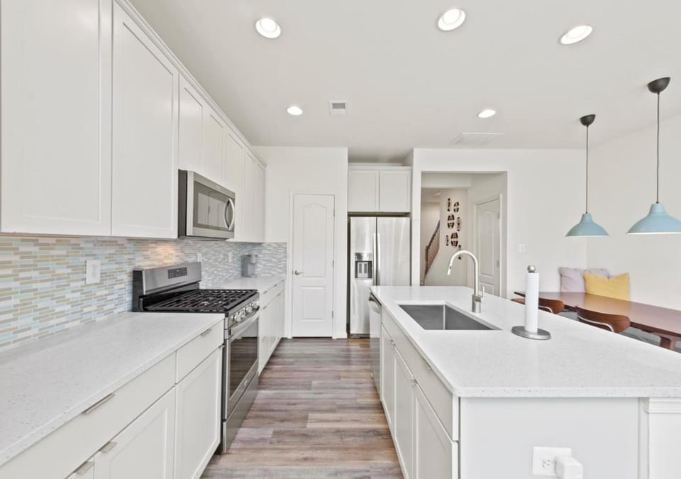 Modern Townhouse with Pool Gym & Tennis Near Beach House in Millville