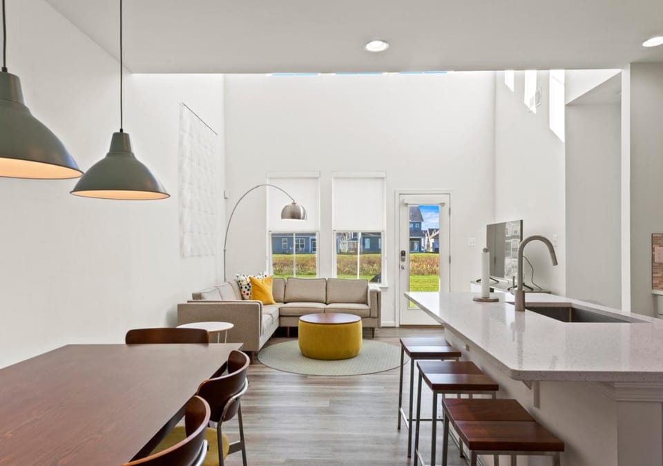 Modern Townhouse with Pool Gym & Tennis Near Beach House in Millville