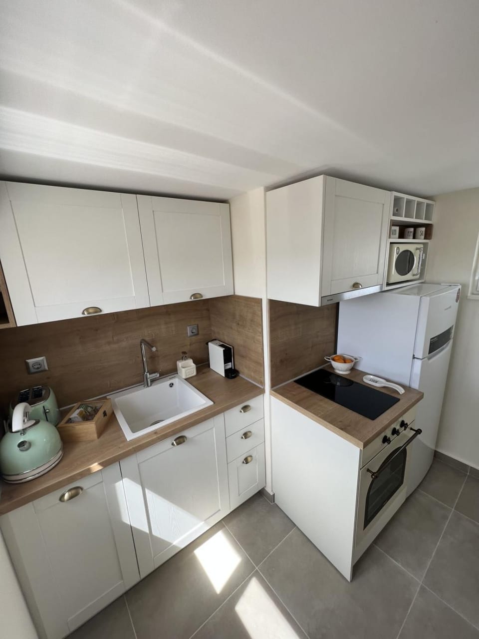 Kitchen or kitchenette, pet friendly, stove, toaster