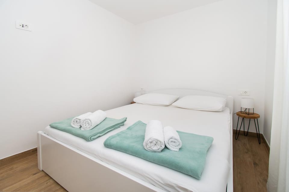 Bed, Bedroom, towels