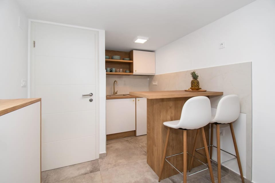 Kitchen or kitchenette, Dining area