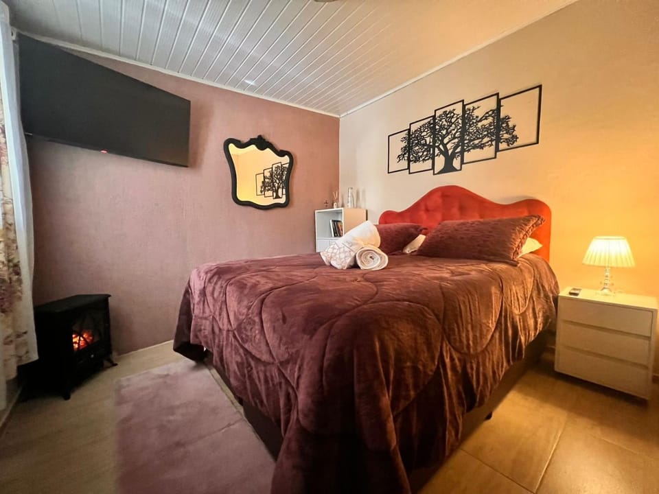Bed, TV and multimedia, Photo of the whole room, Bedroom