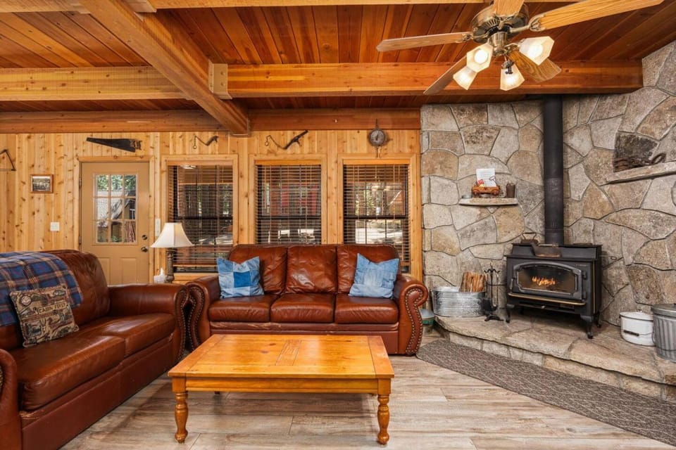 Toste Cabin- Spacious 3BR Cabin in East Village! Cabin in Shaver Lake