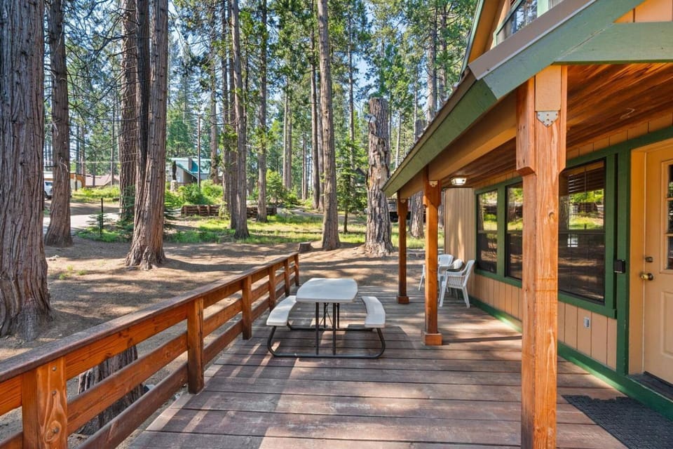 Toste Cabin- Spacious 3BR Cabin in East Village! Cabin in Shaver Lake