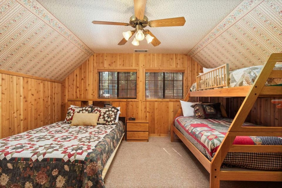 Toste Cabin- Spacious 3BR Cabin in East Village! Cabin in Shaver Lake