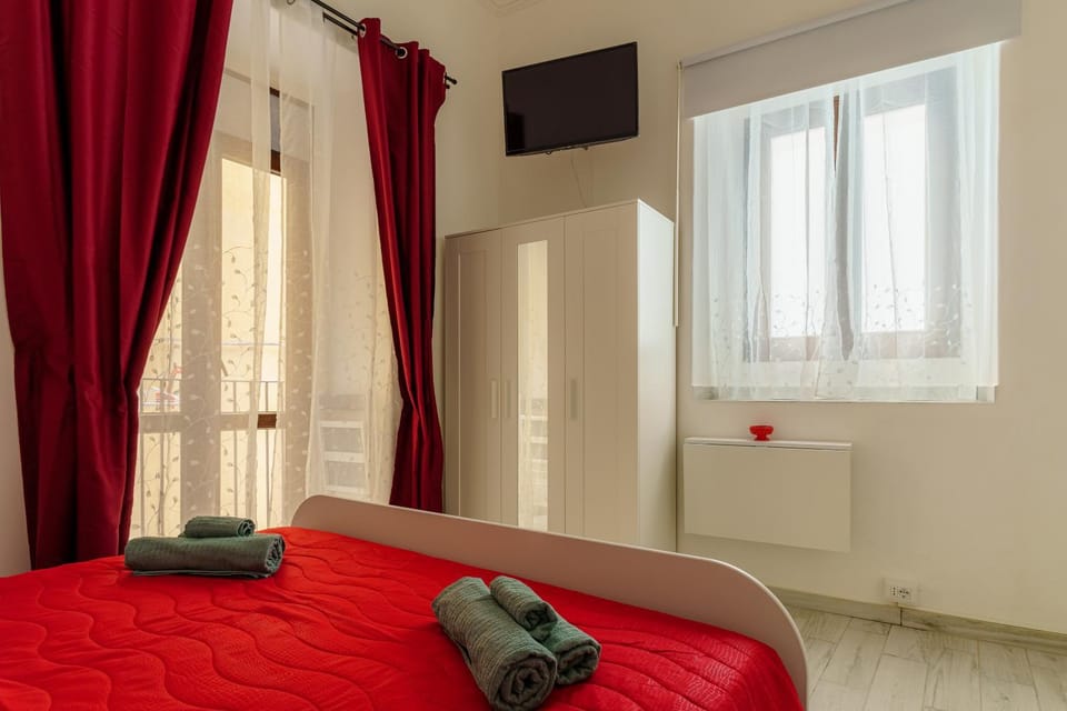 Bed, TV and multimedia, Photo of the whole room, Bedroom