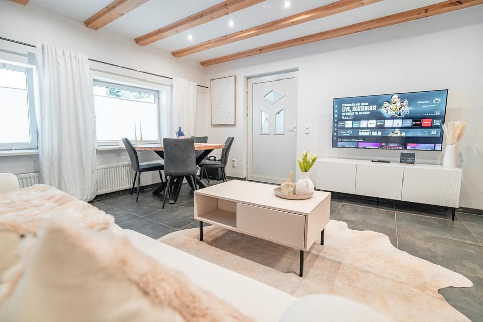 TV and multimedia, Living room, Seating area, Dining area