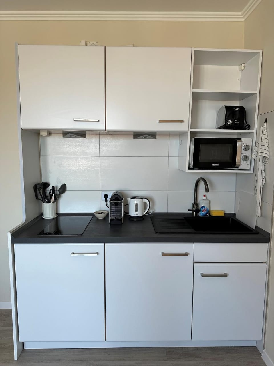 Coffee/tea facilities, Kitchen or kitchenette, minibar, stove