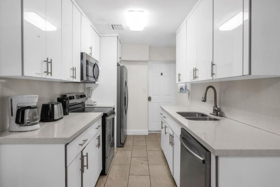 Suarez Art Stay 4BR Miami, Near Design District, Sleeps 10, Free Parking House in Miami