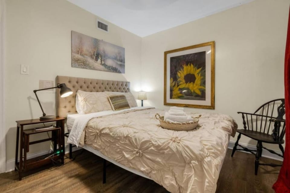 Suarez Art Stay 4BR Miami, Near Design District, Sleeps 10, Free Parking House in Miami