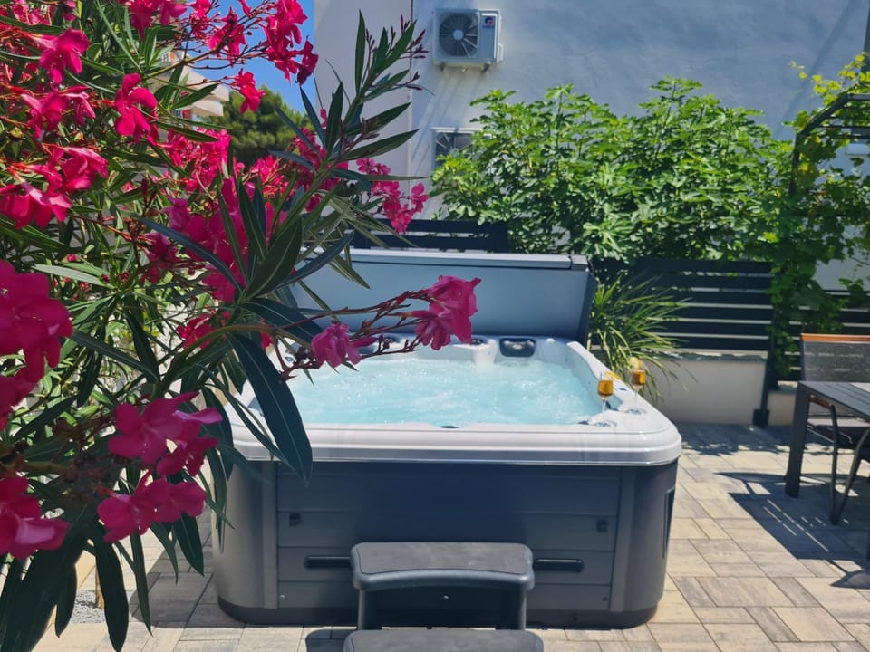 Day, Garden, Hot Tub, Garden view