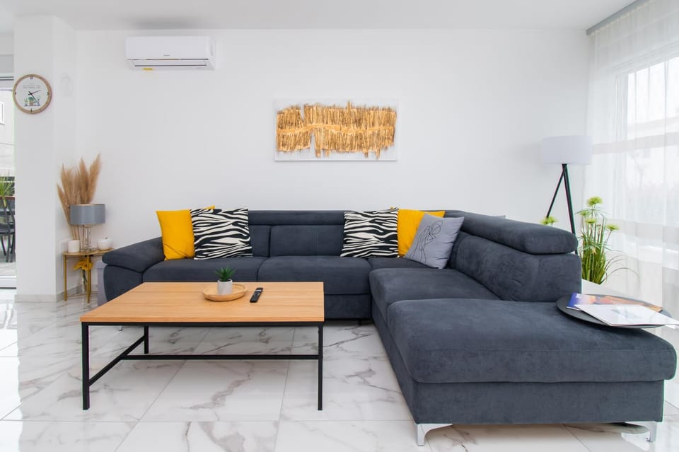 Living room, Seating area, air conditioner