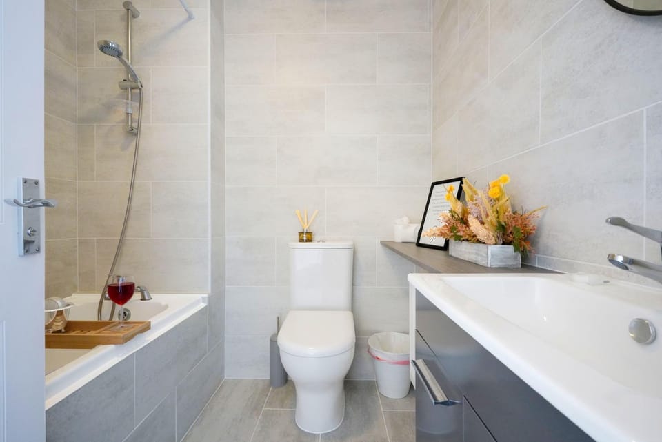 Shower, Toilet, Bathroom, Bath, towels