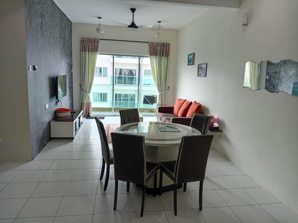 TV and multimedia, Balcony/Terrace, Living room, Seating area, Dining area, Landmark view, fireplace