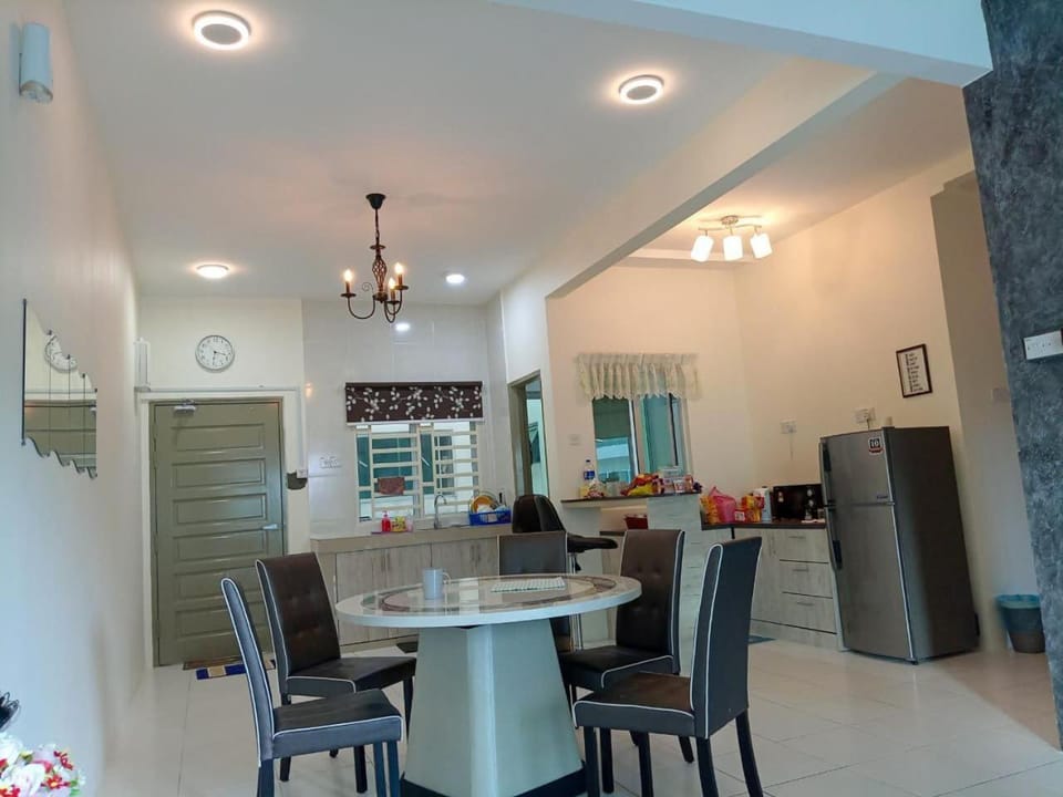 Kitchen or kitchenette, Living room, Seating area, Dining area, minibar, pet friendly, stove