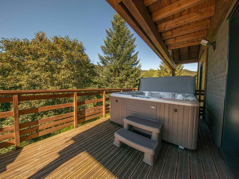 Chalet familial confortable avec spa, proche Gérardmer et station de ski, idéal été et hiver. - FR-1-589-469 House in Xonrupt-Longemer
