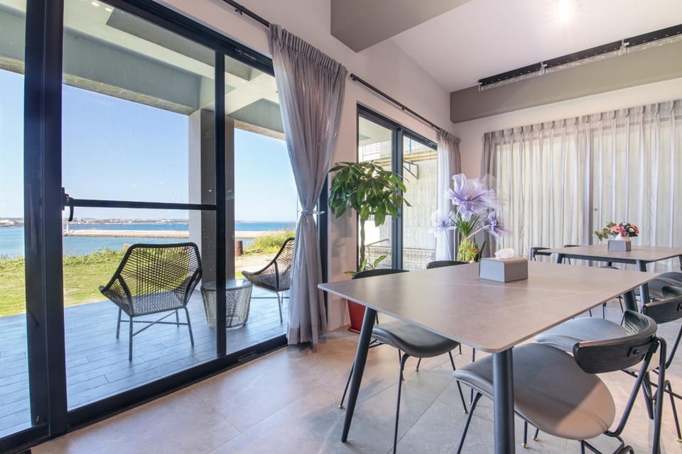 Communal lounge/ TV room, Natural landscape, Living room, Dining area, Sea view