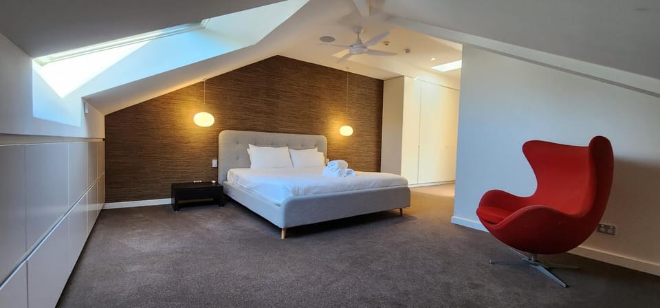 Bed, Photo of the whole room, Seating area, Bedroom