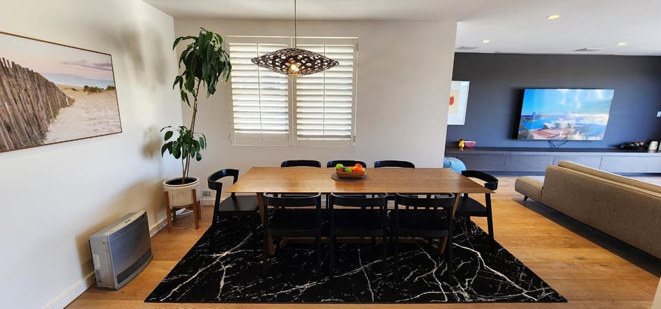 TV and multimedia, Living room, Seating area, Dining area
