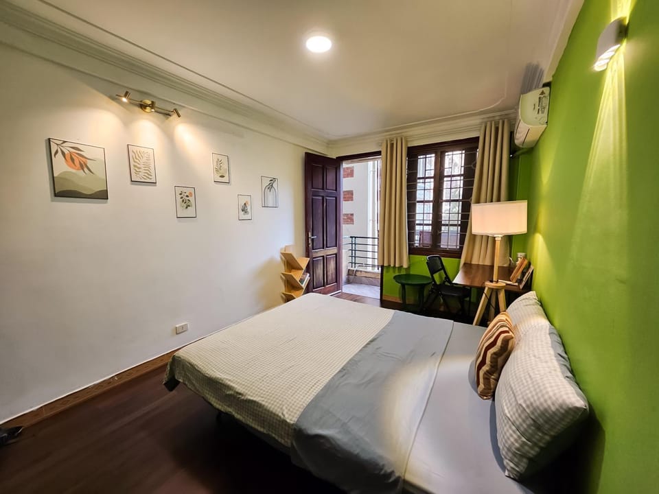 Photo of the whole room, Bedroom