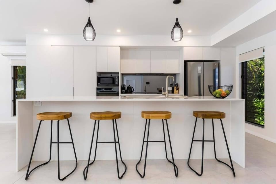 Raphari At The Cove - A Stunning Poolside Escape House in Palm Cove
