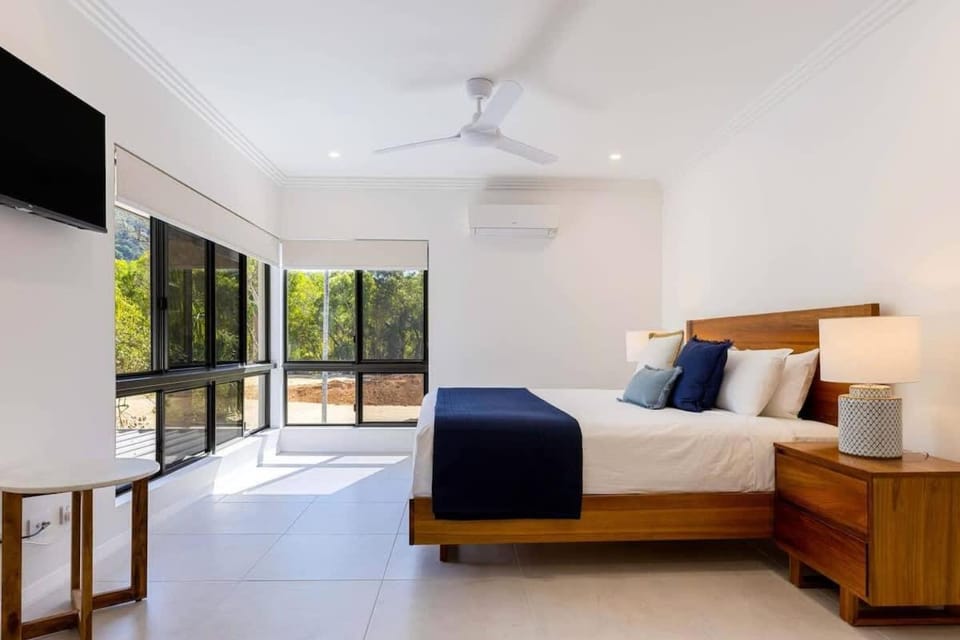 Raphari At The Cove - A Stunning Poolside Escape House in Palm Cove