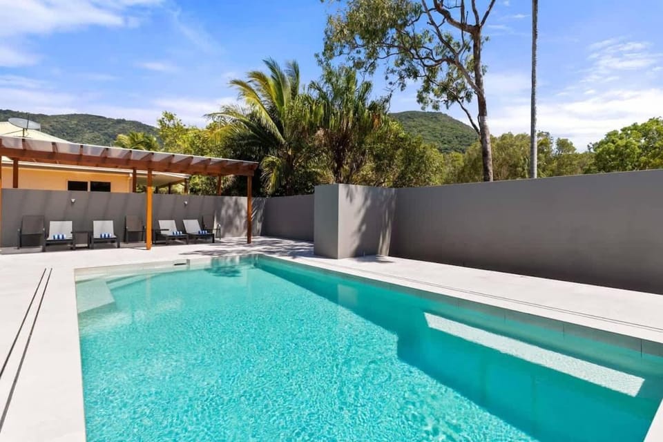 Raphari At The Cove - A Stunning Poolside Escape House in Palm Cove