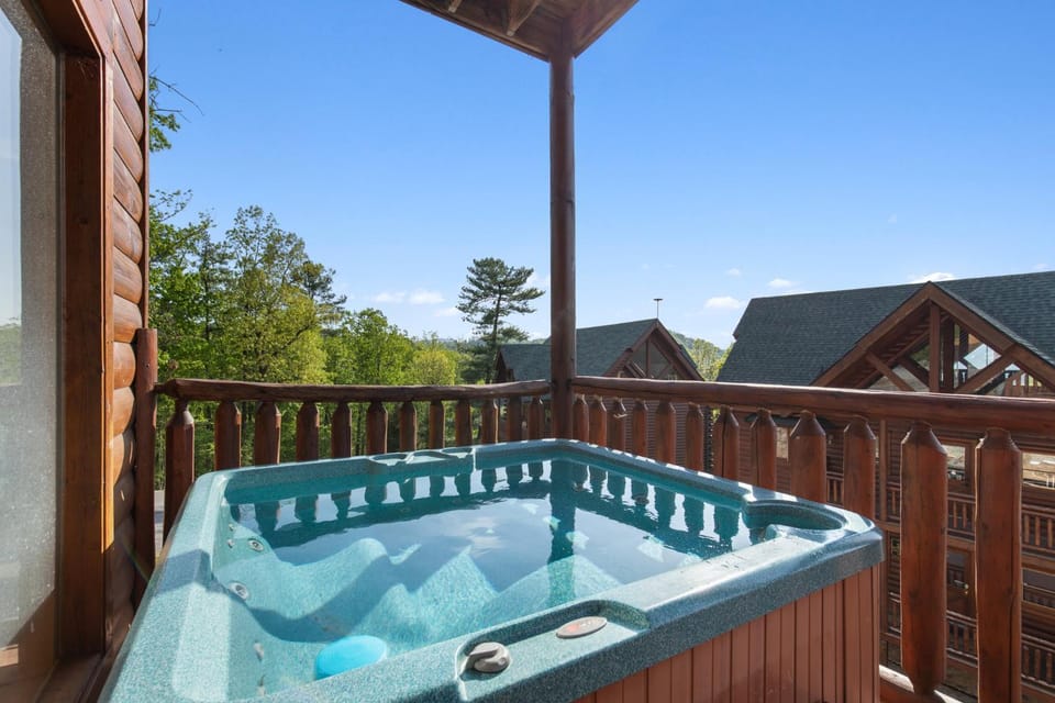 Property building, Natural landscape, Hot Tub, Balcony/Terrace