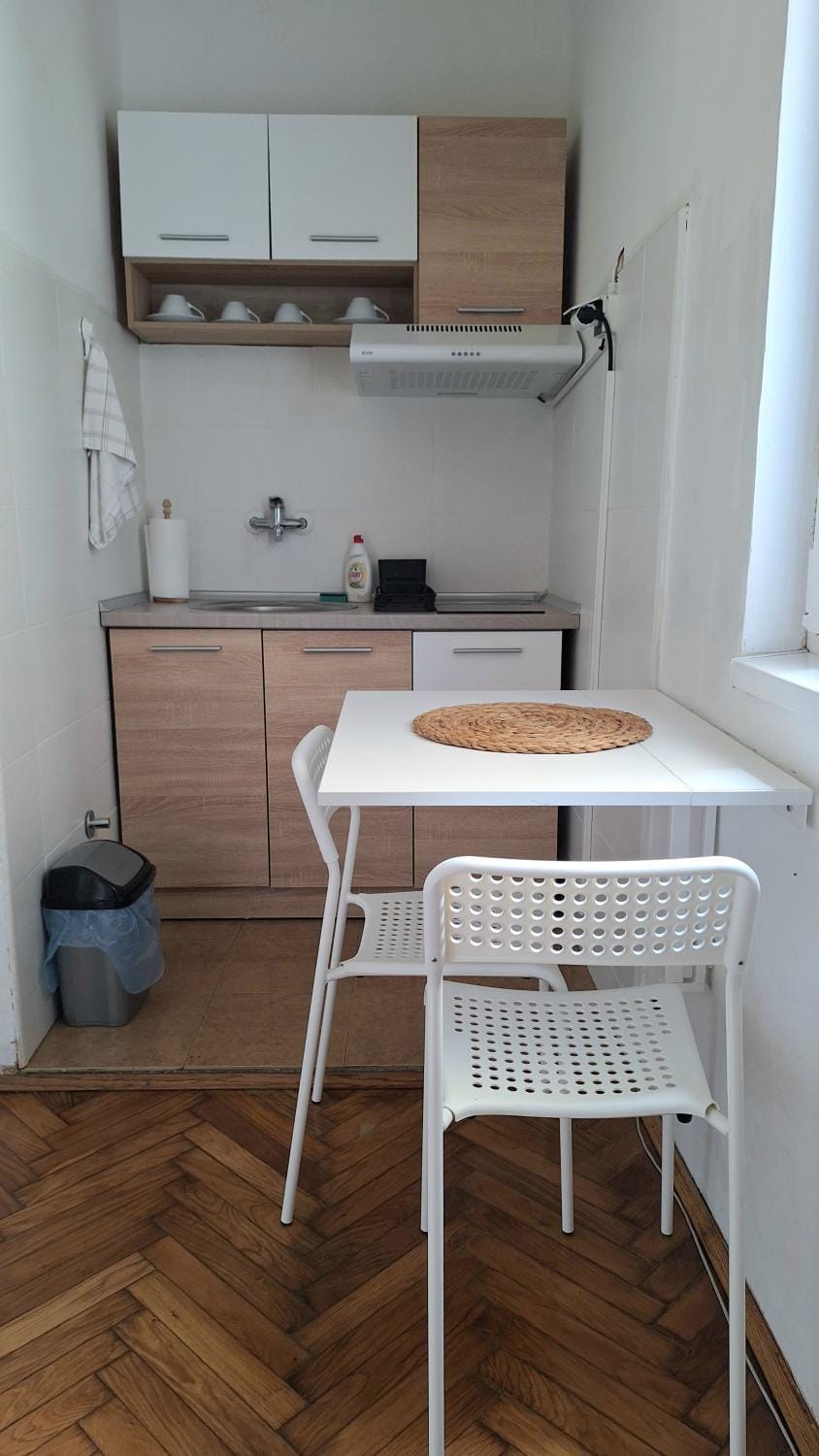 Coffee/tea facilities, Kitchen or kitchenette, Dining area, stove