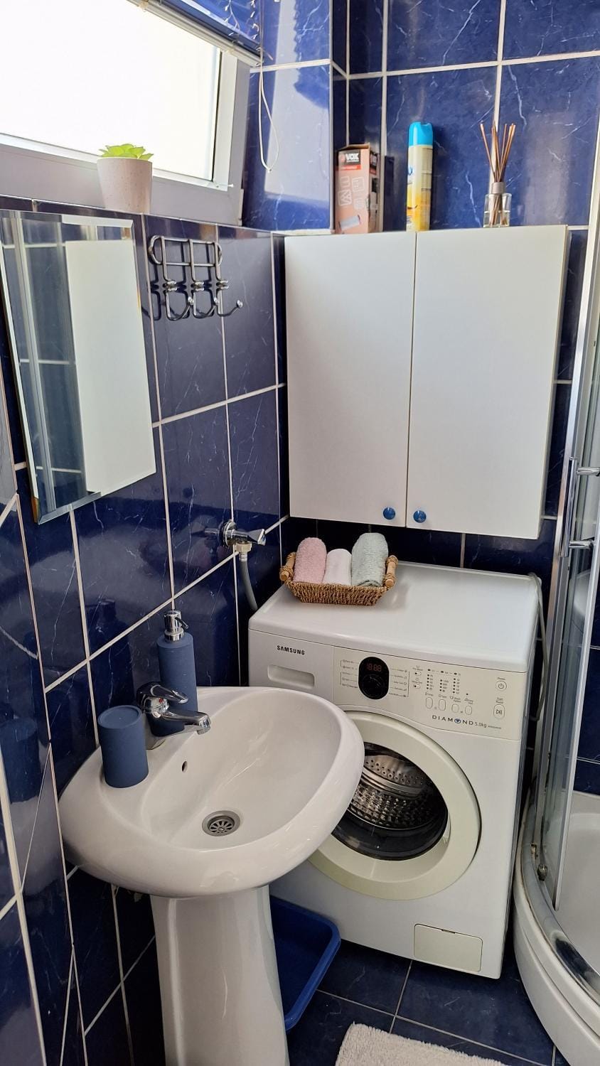 Shower, Toilet, Bathroom, towels, washing machine