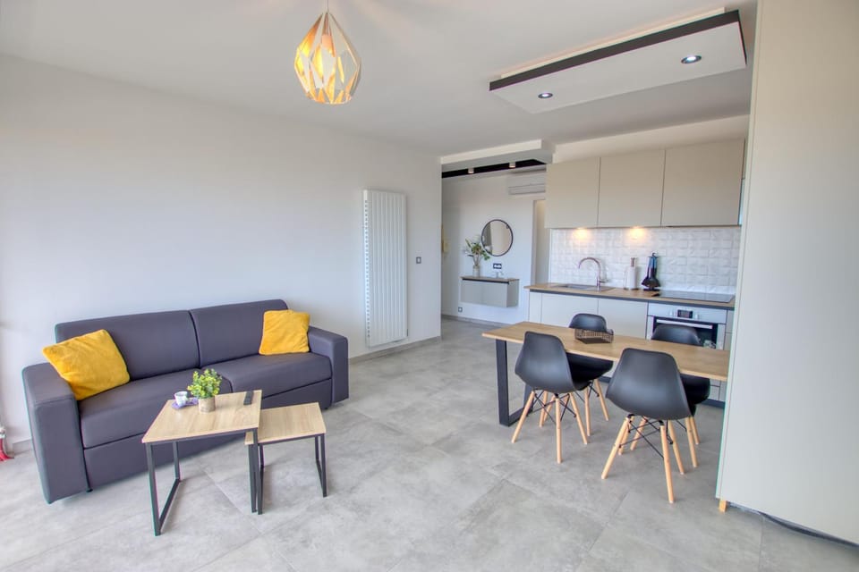 Kitchen or kitchenette, Living room, Dining area