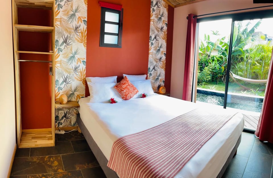 Bed, Photo of the whole room, Pool view