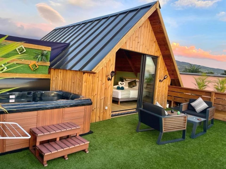 Patio, Hot Tub, Spa and wellness centre/facilities